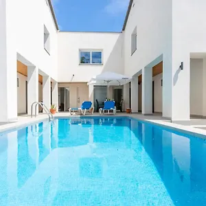  Villa Goldhome - New House With Private Heated Pool, Parking, Wifi, Games